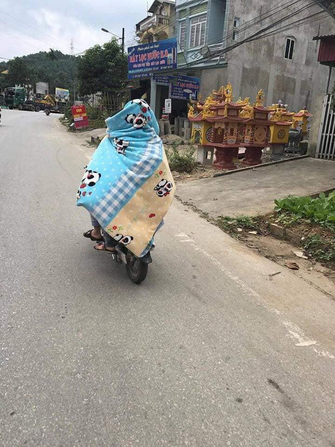 Trời trở lạnh, học sinh đã đua nhau mang chăn đến lớp, hài nhất là cảnh trùm kín cả xe ngoài đường - Ảnh 3.