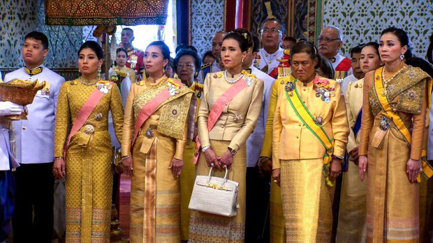 Hoàng tử Thái Lan: Là con trai duy nhất của vua nhưng chưa chắc đã được kế vị, phải rời xa vòng tay mẹ từ khi còn nhỏ - Ảnh 10.