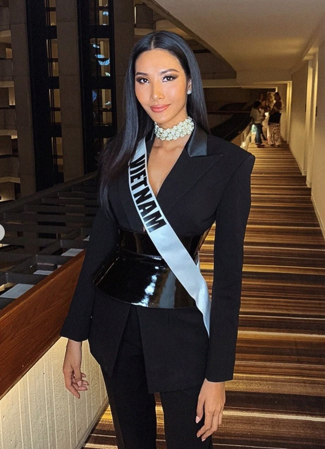 Rần rần khoảnh khắc Hoàng Thùy và Miss Universe 2018 chung khung hình: Thần thái tự tin, sắc vóc không hề thua kém - Ảnh 4.