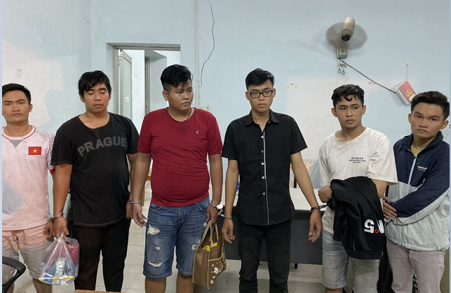 Bắt băng nhóm giả Cảnh sát hình sự gây ra hơn 20 vụ cướp tài sản ở vùng ven Sài Gòn  - Ảnh 1.
