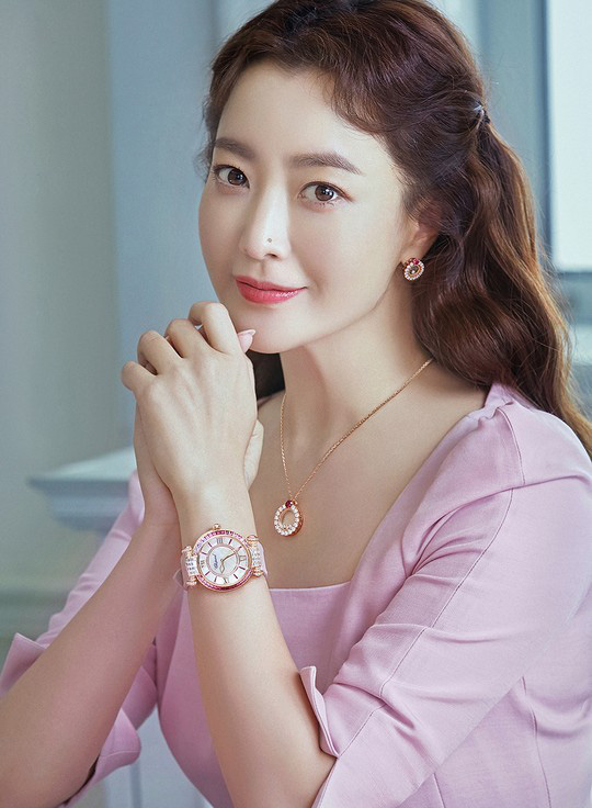 Ngỡ ngàng nhan sắc tuổi 43 của nữ thần sắc đẹp xứ Hàn Kim Hee Sun - Ảnh 2.