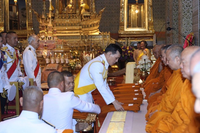 Vắng bóng Hoàng quý phi, Hoàng hậu xuất hiện rạng rỡ, vui vẻ bên nhà vua nhưng gây thắc mắc với tư thế ngồi kỳ lạ - Ảnh 2.