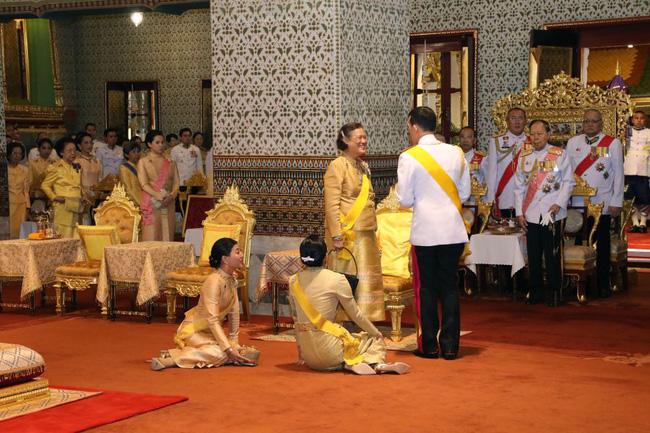 Vắng bóng Hoàng quý phi, Hoàng hậu xuất hiện rạng rỡ, vui vẻ bên nhà vua nhưng gây thắc mắc với tư thế ngồi kỳ lạ - Ảnh 6.