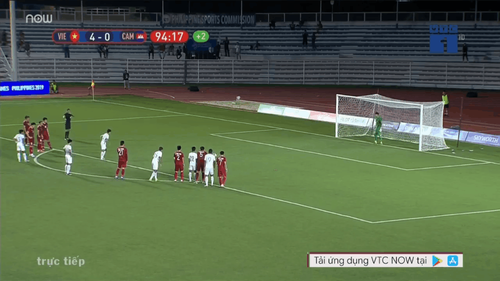 Lạnh lùng cản phá penalty, thủ môn Văn Toản khiến sát thủ Campuchia tột cùng thất vọng - Ảnh 1.