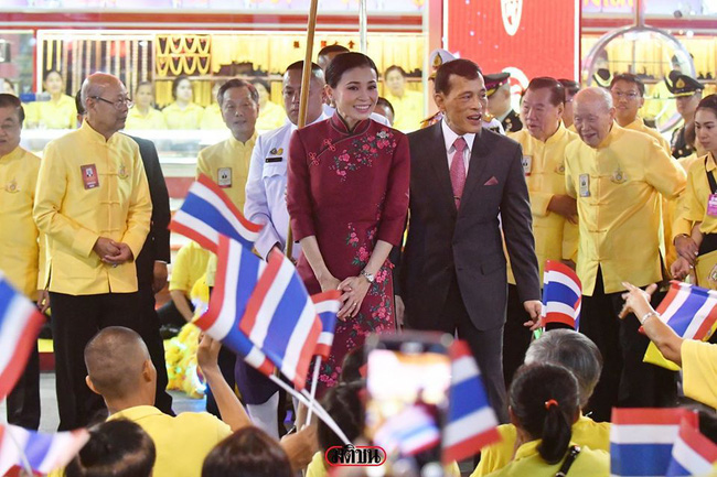 Hoàng hậu Thái Lan gây sốt với trang phục sườn xám cách tân khoe vẻ đẹp hút hồn, kết hợp ăn ý với nhà vua và được dân chúng ủng hộ - Ảnh 1.