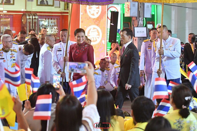 Hoàng hậu Thái Lan gây sốt với trang phục sườn xám cách tân khoe vẻ đẹp hút hồn, kết hợp ăn ý với nhà vua và được dân chúng ủng hộ - Ảnh 2.