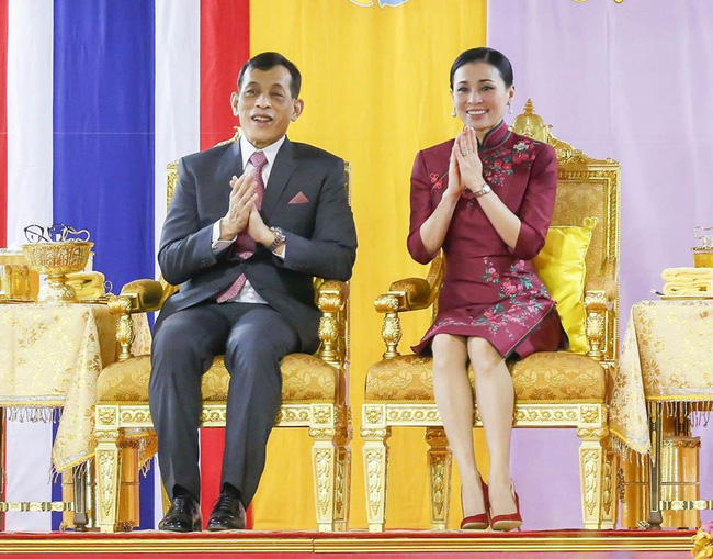 Hoàng hậu Thái Lan gây sốt với trang phục sườn xám cách tân khoe vẻ đẹp hút hồn, kết hợp ăn ý với nhà vua và được dân chúng ủng hộ - Ảnh 5.