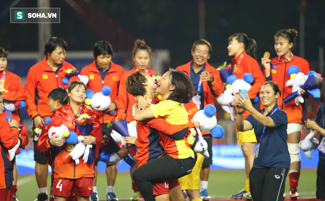 Đội tuyển bóng đá nữ Việt Nam nhận thưởng gần 10 tỷ sau khi thắng Thái Lan, giành HCV SEA Games - Ảnh 1.
