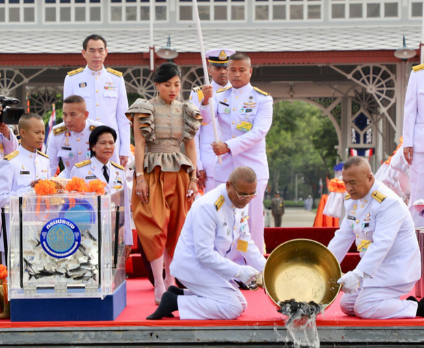 Hai nàng công chúa khác nhau một trời một vực của Hoàng gia Thái Lan: Người dịu dàng chuẩn mực, người nổi loạn cá tính - Ảnh 4.