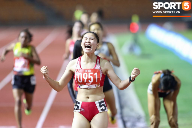 Bức ảnh ấn tượng nhất ngày: Cảm xúc hạnh phúc tột cùng của Đinh Thị Bích khi giành HCV ngay trong lần đầu tham dự SEA Games - Ảnh 2.