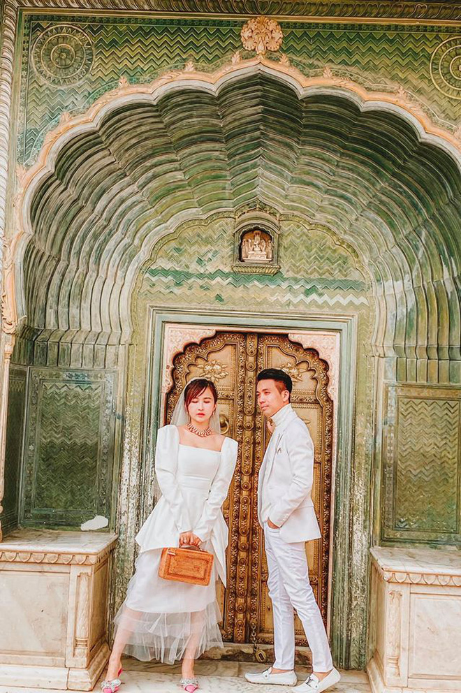 Vợ chồng đại gia Minh Nhựa lặn lội sang Ấn Độ chụp ảnh 8 năm ngày cưới nhưng lại bị đôi giày quá cỡ của Mina giật hết spotlight - Ảnh 4.