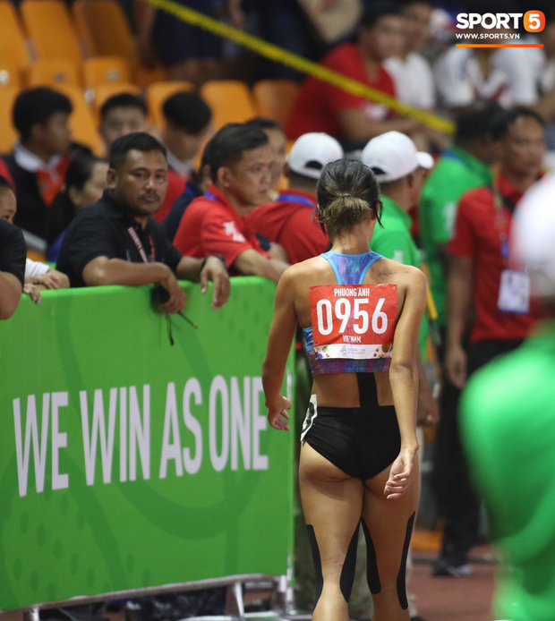 Bức ảnh ấn tượng nhất ngày: Cảm xúc hạnh phúc tột cùng của Đinh Thị Bích khi giành HCV ngay trong lần đầu tham dự SEA Games - Ảnh 4.