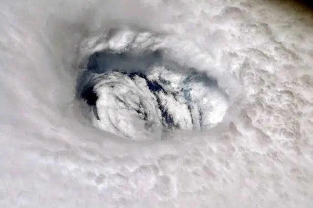 Kinh ngạc hình ảnh siêu bão, núi lửa phun trào nhìn từ Trạm Vũ trụ Quốc tế - Ảnh 9.