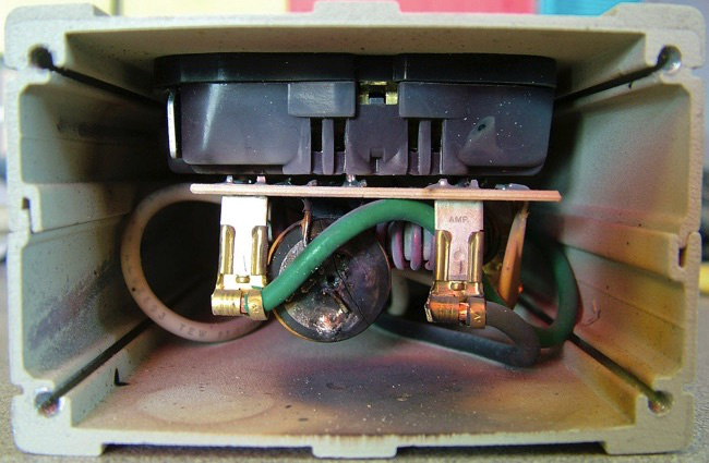 Nên thay ngay ổ cắm chống tăng điện áp trong nhà vì lý do an toàn này - Ảnh 1.