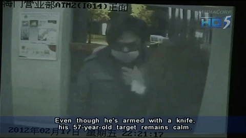 Cầm dao đi cướp ở ATM, tên cướp không ngờ phải đầu hàng trước 1 nhân vật đặc biệt  - Ảnh 2.