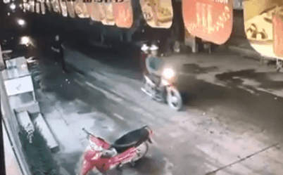 Video nghi can cứa cổ tài xế taxi chân đất bỏ chạy suýt đâm vào người đi đường