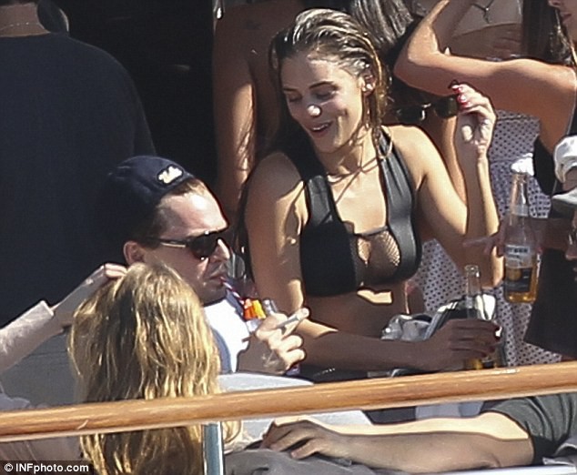 Leonardo DiCaprio ở tuổi 44: Sở hữu tài sản gần 6000 tỷ, hẹn hò bạn gái đáng tuổi cháu - Ảnh 3.