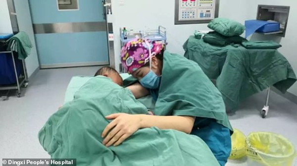 Bức ảnh nữ y tá an ủi cậu bé 2 tuổi khóc vì sợ phẫu thuật gây sốt mạng xã hội - Ảnh 3.