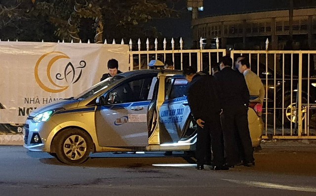 Nhiều tình tiết lạ vụ tài xế taxi bị cứa cổ, tử vong trước sân Mỹ Đình - Ảnh 1.