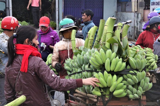 Nhộn nhịp chợ chuối vùng biên lớn nhất Quảng Trị - Ảnh 5.