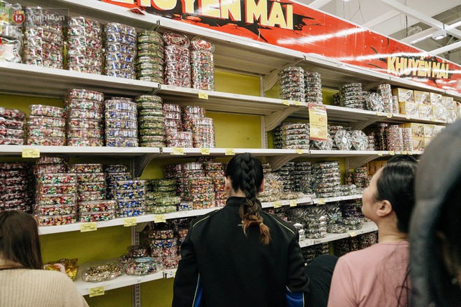 Choáng với cảnh siêu thị ở Hà Nội kín đặc người ngày cuối năm, khách trèo lên cả kệ hàng để mua sắm - Ảnh 6.