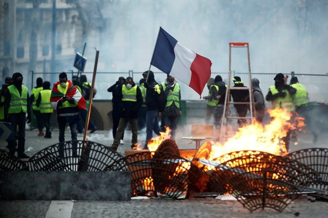 Phe áo gile vàng Pháp hung hăng đốt xe quân sự chống khủng bố - Ảnh 2.