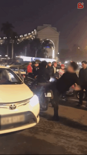 Nam thanh niên túm cổ tài xế, đá lật gương taxi trước cửa Nhà hát lớn Hà Nội - Ảnh 2.