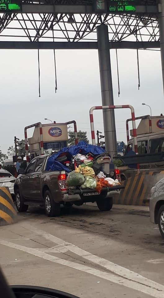 Chuyến xe chở cả quê hương quay lại thành phố sau Tết khiến nhiều người bật cười - Ảnh 1.