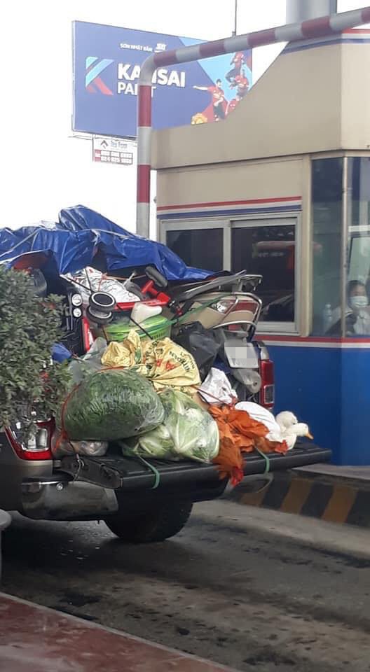 Chuyến xe chở cả quê hương quay lại thành phố sau Tết khiến nhiều người bật cười - Ảnh 2.