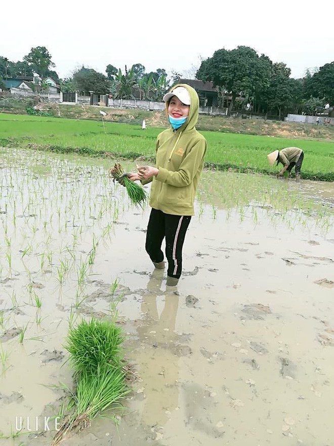 Đăng ảnh khoe mùng 6 Tết đi cấy giúp mẹ, cô gái không ngờ mình lại bị dân mạng ném đá - Ảnh 2.