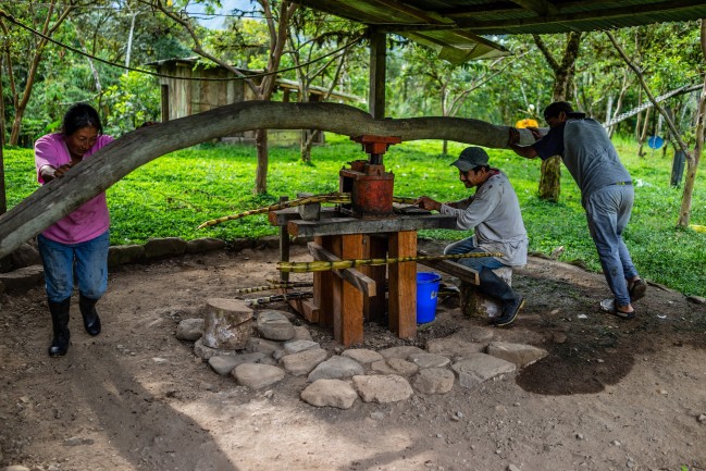 Trung Quốc bẫy nợ và bòn rút Ecuador bằng đập thủy điện khổng lồ - Ảnh 1.