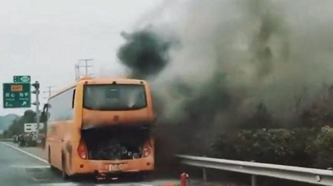 Trung Quốc: 42 du khách Hong Kong thoát chết trong vụ xe buýt phát nổ - Ảnh 1.