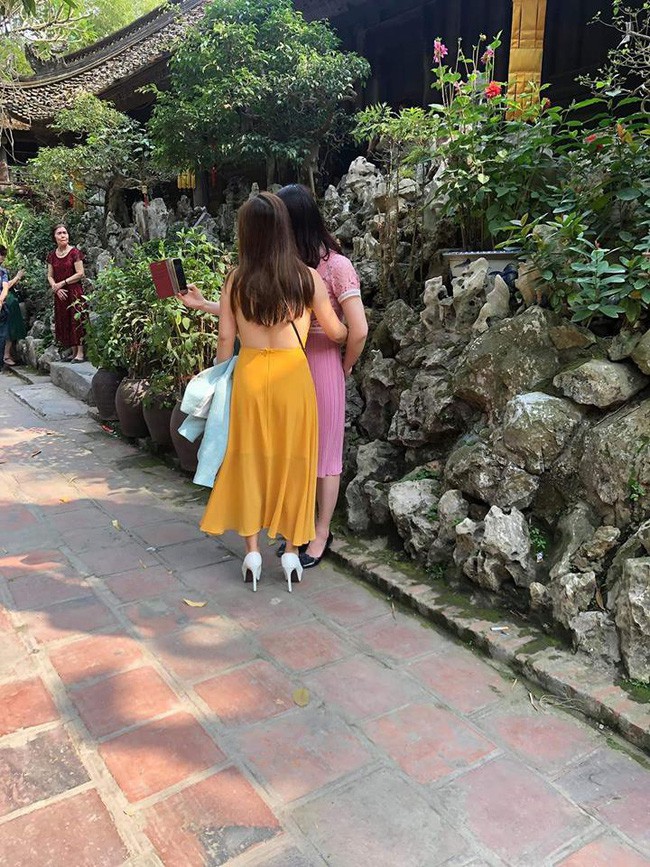 Cô gái mặc váy hở cả nội y khi đi lễ chùa | Tin tức Online