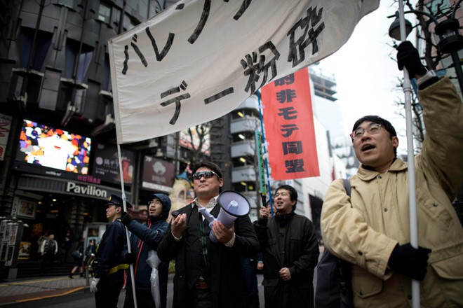 Các thanh niên Nhật ế lâu năm ra đường biểu tình đòi hủy ngày Valentine - Ảnh 1.