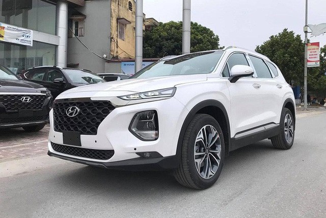 Giá kênh cả trăm triệu, Hyundai Santa Fe 2019 vẫn bán chạy, gần dọn kho trong tháng đầu mở bán - Ảnh 1.