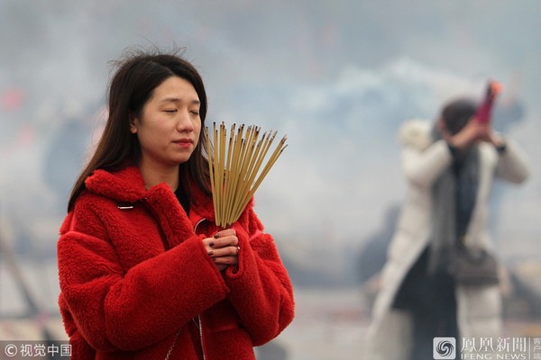 Biển người Trung Quốc chen chân nhận phong bao lì xì, khấn vái trong hương khói ngày Thần Tài - Ảnh 3.