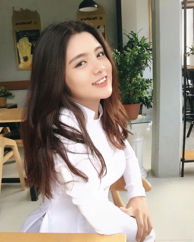 Báo Trung phát sốt về một nữ sinh Việt mặc áo dài, khen ngợi nhan sắc xinh đẹp đủ tầm tham gia showbiz - Ảnh 7.