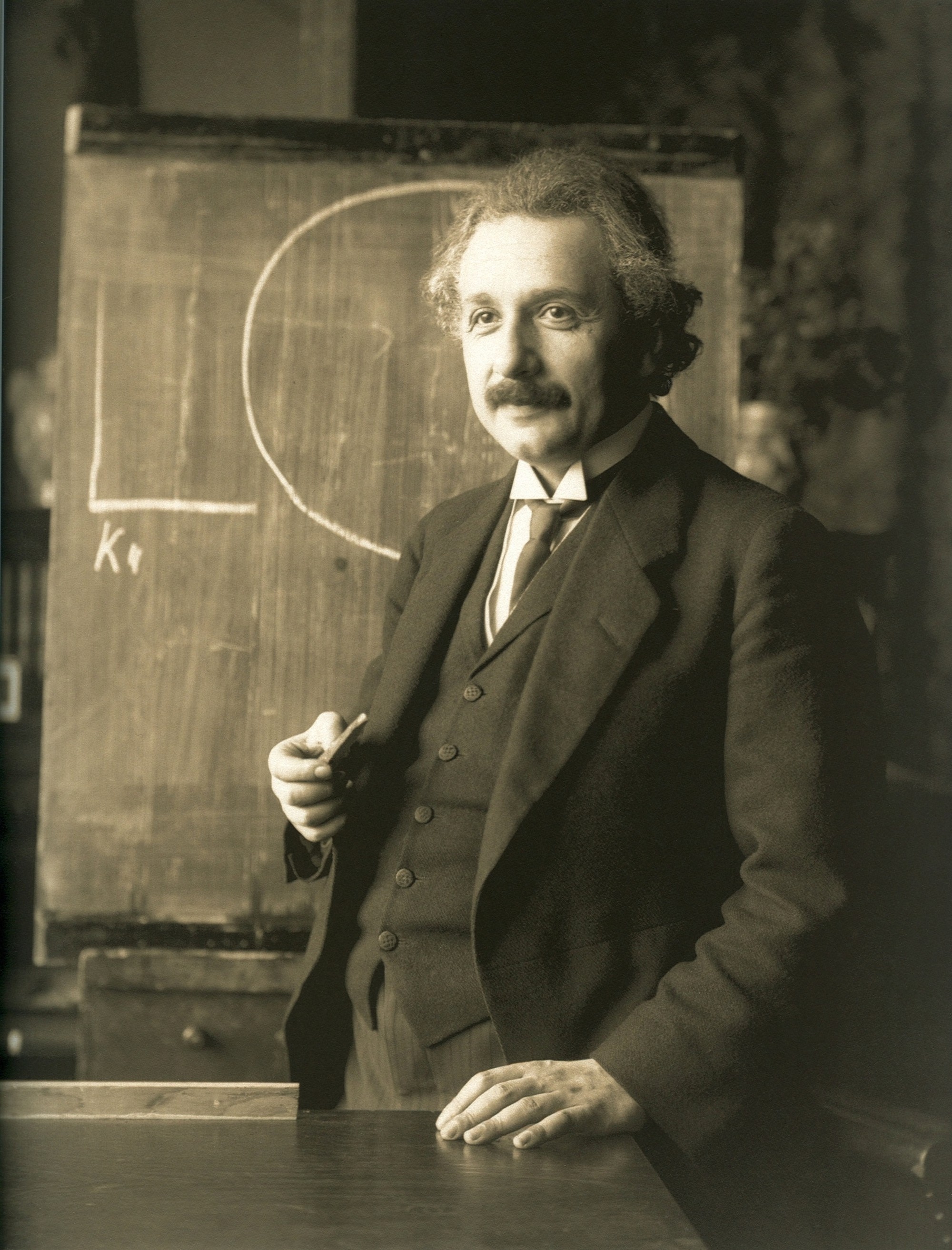 Albert Einstein: Quan hệ lăng nhăng, cấm vợ &ldquo;gần gũi&rdquo;, bồ bịch rồi lấy lu&ocirc;n em họ - Ảnh 1.