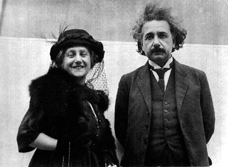 Albert Einstein: Quan hệ lăng nhăng, cấm vợ &ldquo;gần gũi&rdquo;, bồ bịch rồi lấy lu&ocirc;n em họ - Ảnh 3.