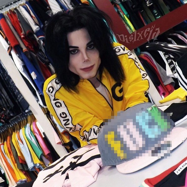 Người đàn ông mạnh tay chi 700 triệu đồng đi trùng tu nhan sắc để giống Michael Jackson - Ảnh 2.