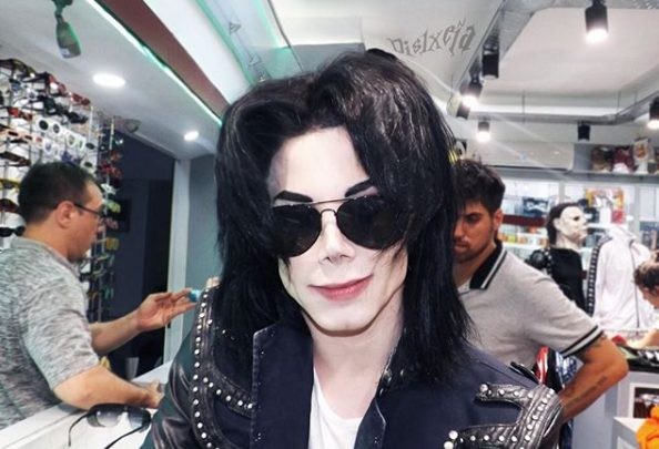 Người đàn ông mạnh tay chi 700 triệu đồng đi trùng tu nhan sắc để giống Michael Jackson - Ảnh 3.