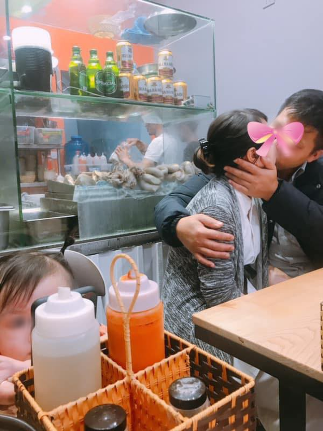 Cặp đôi thản nhiên hôn nhau ở quán lòng lợn, chị gái một con ngứa mắt chụp ảnh post lên MXH - Ảnh 1.