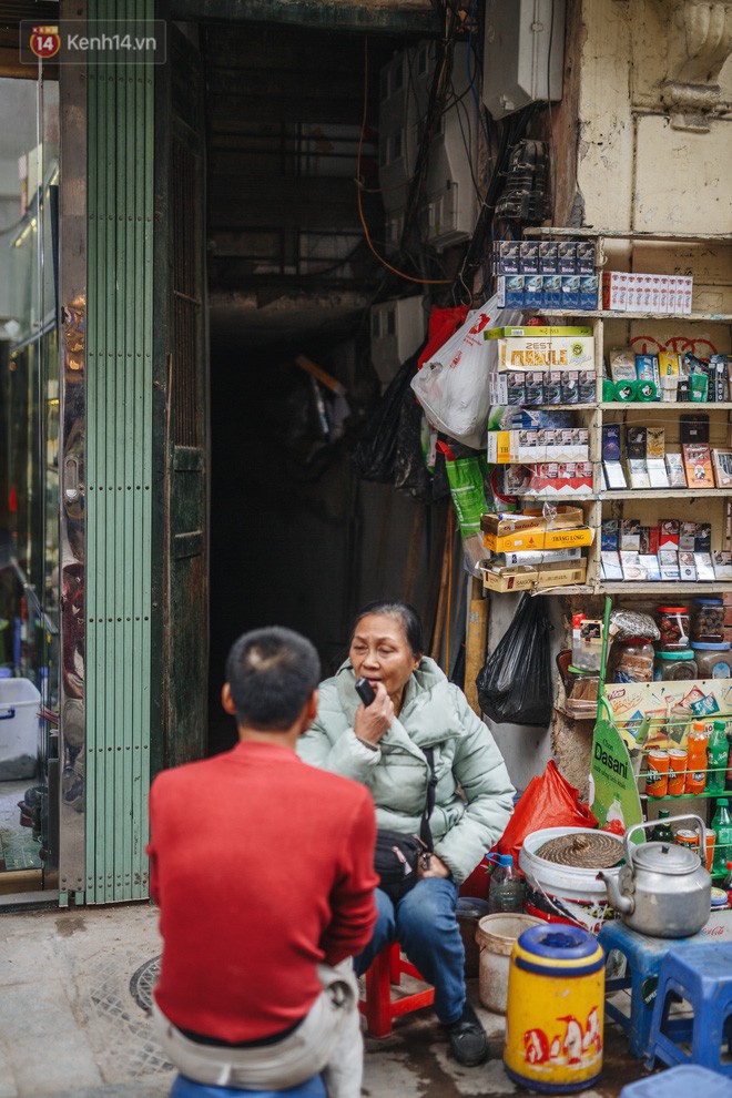 Cuộc sống bên trong những con ngõ chỉ vừa 1 người đi ở Hà Nội: Đèn điện bật sáng dù ngày hay đêm - Ảnh 8.