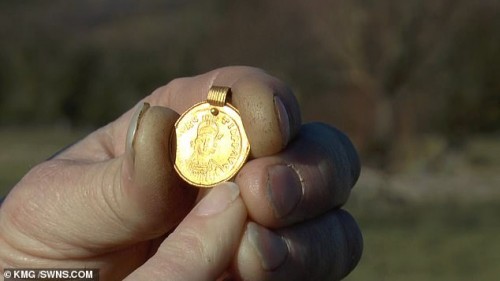 Ngỡ ngàng khi nhặt được mặt dây chuyền vàng 1.500 tuổi trên cánh đồng - Ảnh 1.