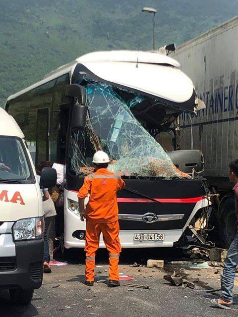 Ô tô chở du khách Hàn Quốc đối đầu xe  container trước cửa hầm Hải Vân, nhiều người nhập viện - Ảnh 1.