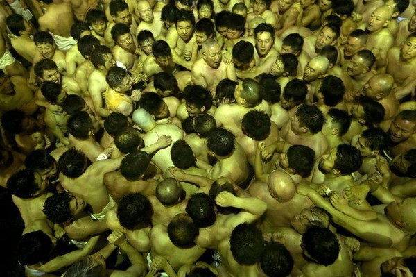 Hàng nghìn người đàn ông Nhật Bản mặc khố chen nhau giành gậy may mắn - Ảnh 1.