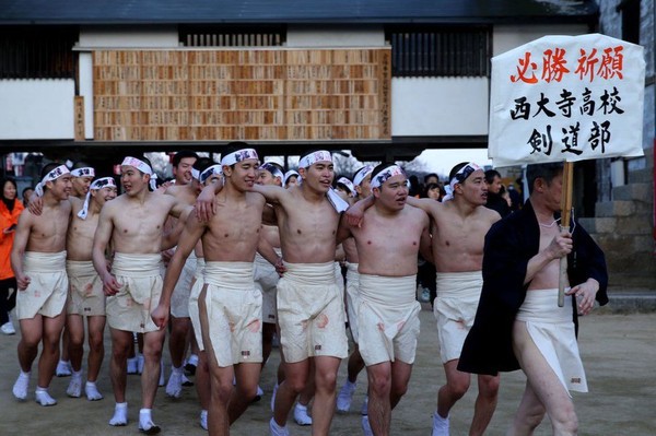Hàng nghìn người đàn ông Nhật Bản mặc khố chen nhau giành gậy may mắn - Ảnh 2.