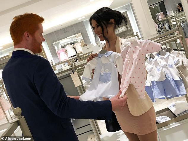 Người hâm mộ phát sốt với hình ảnh Meghan đi khám thai, Harry giúp vợ bầu tập yoga và em bé sắp chào đời phá vỡ kỷ lục này của Hoàng gia Anh - Ảnh 2.