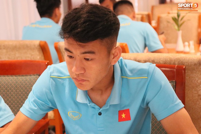 Tuyển thủ U22 Việt Nam thích thú với món ăn tại khách sạn Campuchia - Ảnh 19.