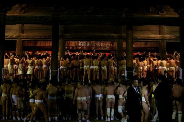 Hàng nghìn người đàn ông Nhật Bản mặc khố chen nhau giành gậy may mắn - Ảnh 3.